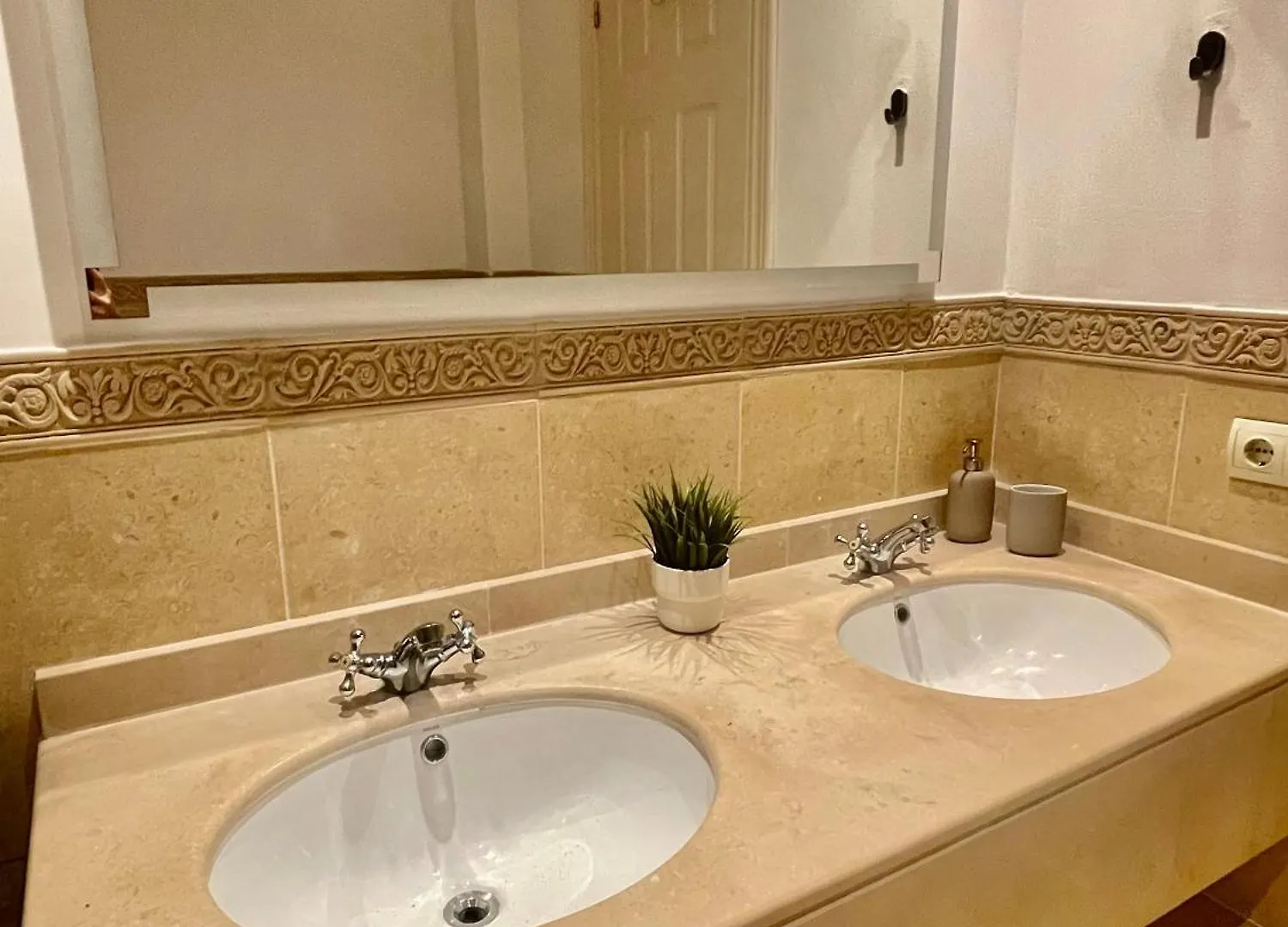 Elegant Suite Near Sea And Port Banus Estepona Homestay